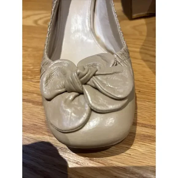 PRADA Nude tan Leather Gold Trim Chunky Heel Pump Flower Embellishment 38 1/2 8 - Picture 5 of 16